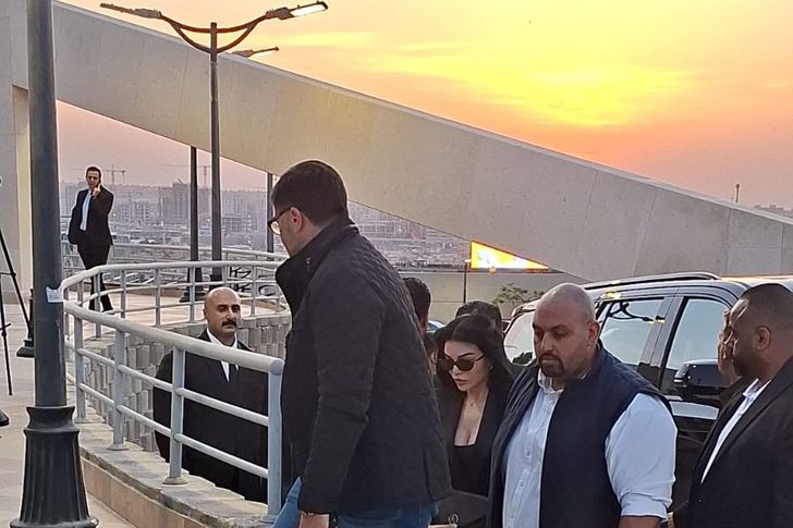 هيفاء وهبي في عزاء هاني شاكر 