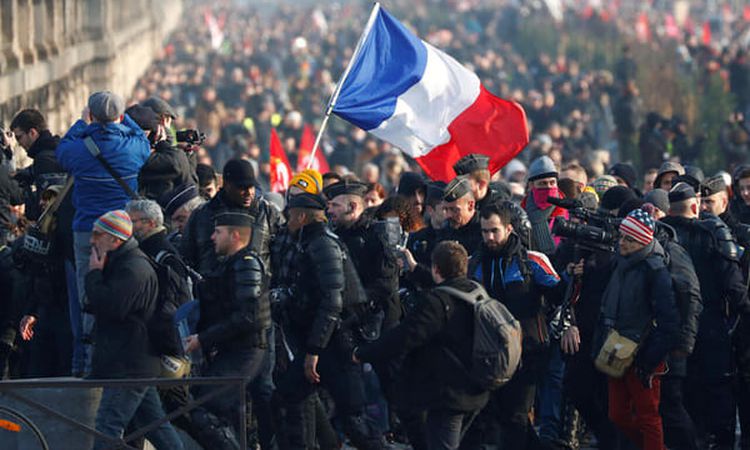 Les syndicats français proposent une compensation financière aux manifestants pour continuer les manifestations