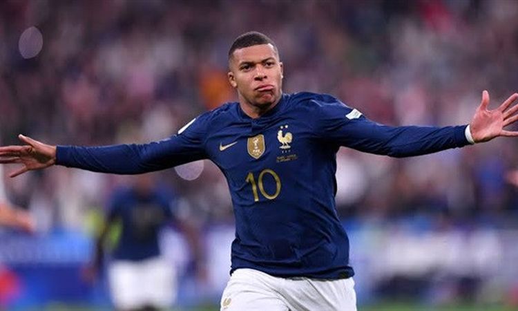 Kylian Mbappé hisse la bannière du défi aux légendes du football français