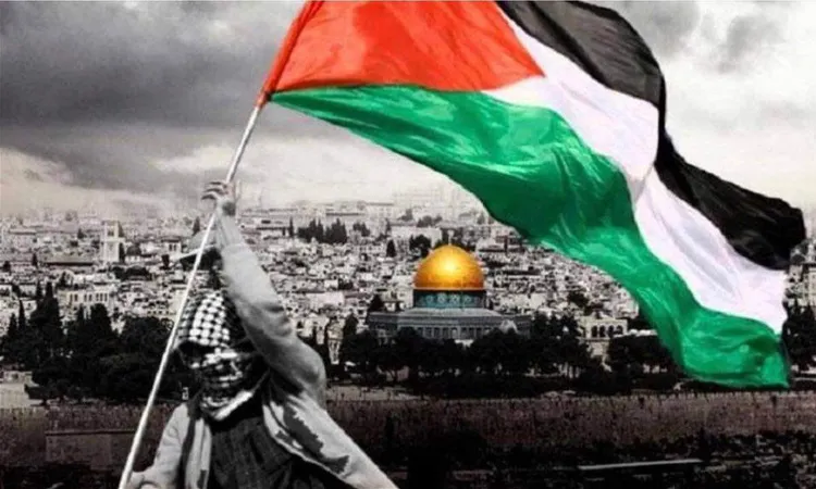 احتجاجاً على "قانون يادن": علم فلسطين يرفرف فوق بلدية فرنسية في رسالة دعم وتحدٍ