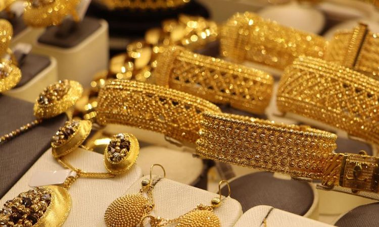 سوق الذهب في مصر يتجاهل صعود الدولار وينخفض مع البورصة العالمية